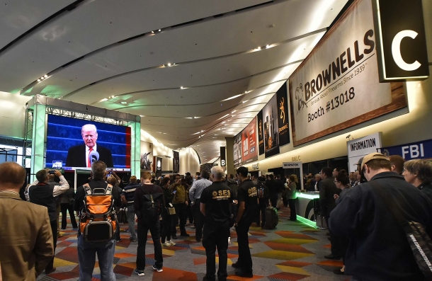 Persone raccolte nei corridoi dello SHOT Show, durante la cerimonia inaugurale di Donald Trump
