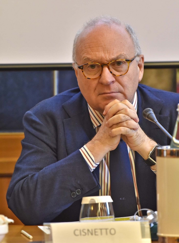 Il giornalista Enrico Cisnetto ha coordinato gli interventi della tavola rotonda