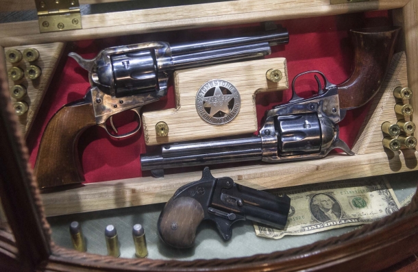 Oro e Piombo: lo 'spaghetti western' non è morto Due Colt 1873 di Uberti