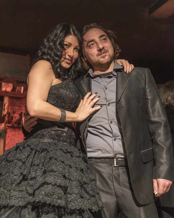 Oro e Piombo: lo 'spaghetti western' non è morto L'attrice protagonista Yassmin Pucci insieme al produttore e attore Tiziano Carnevale