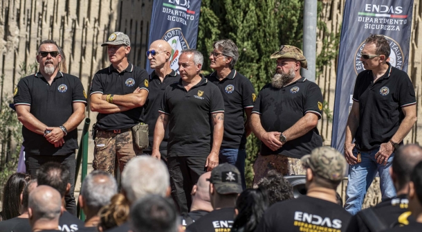Eventi: ENDAS "Outdoor Experience" (Green Sports) Il Direttore del Dipartimento Sicurezza dell'ENDAS (Vito Lettieri, al centro) insieme ai responsabili tecnici delle varie aree sportive ENDAS che durante l'evento hanno realizzato le dimostrazioni pratiche