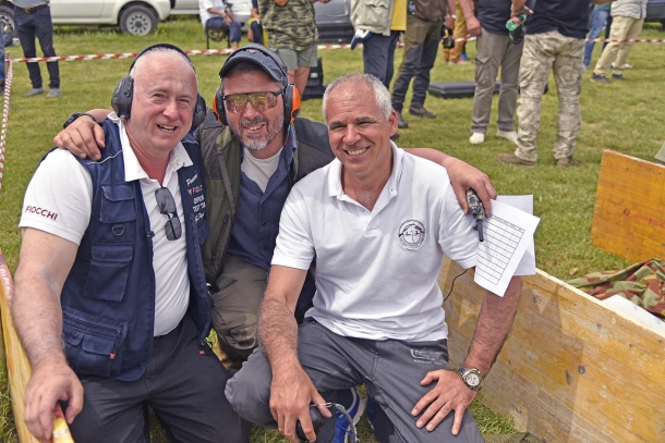 Il responsabile del Test Team Fiocchi Giorgio Pagani, con Alberto Panza e Pierluigi Borgioni, che insieme a Bruno Circi (dietro la macchina fotografica), Ugo Frigerio (in giro da qualche parte) e pochi altri fanno parte del gruppo originario che ha reso "possibile e popolare" il tiro a lunga distanza in Italia, fondatori nel 2010 dell'associazione Long Range Italia ASD