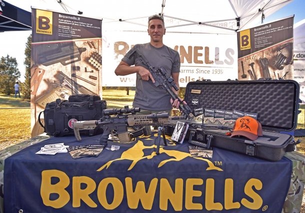 Stefano Brunini (titolare di Tactical Opossum) mentre "tiene la posizione" allo stand Brownells