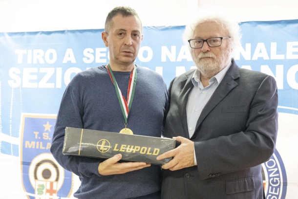 Campionato italiano UITS 2022 Ex Ordinanza e Ordinanza a 300 metri Fabio Vezzini (della ditta Paganini) consegna ad Alberto Giunta l'ottica Leupold VX-Freedom 6-18x40 CDS Tri-MOA