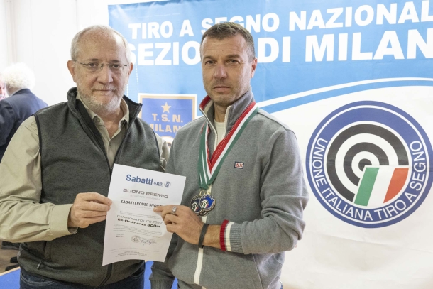 Campionato italiano UITS 2022 Ex Ordinanza e Ordinanza a 300 metri Bruno Circi (Direttore GUNSweek.com) consegna a Francesco Morelli il suo premio, una carabina Sabatti Rover Shooter