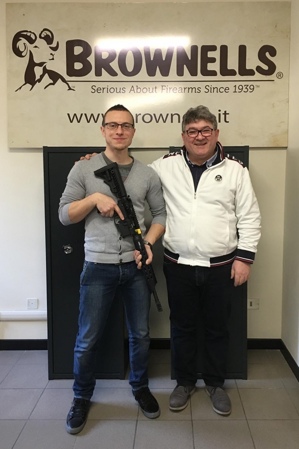 Ecco i nomi dei vincitori del Concorso Brownells Italia VINCI LE PIÙ AMATE! Thomas Piccoli mentre riceve il Primo Premio da Bruno Domenighini, Amministratore di Brownells Italia