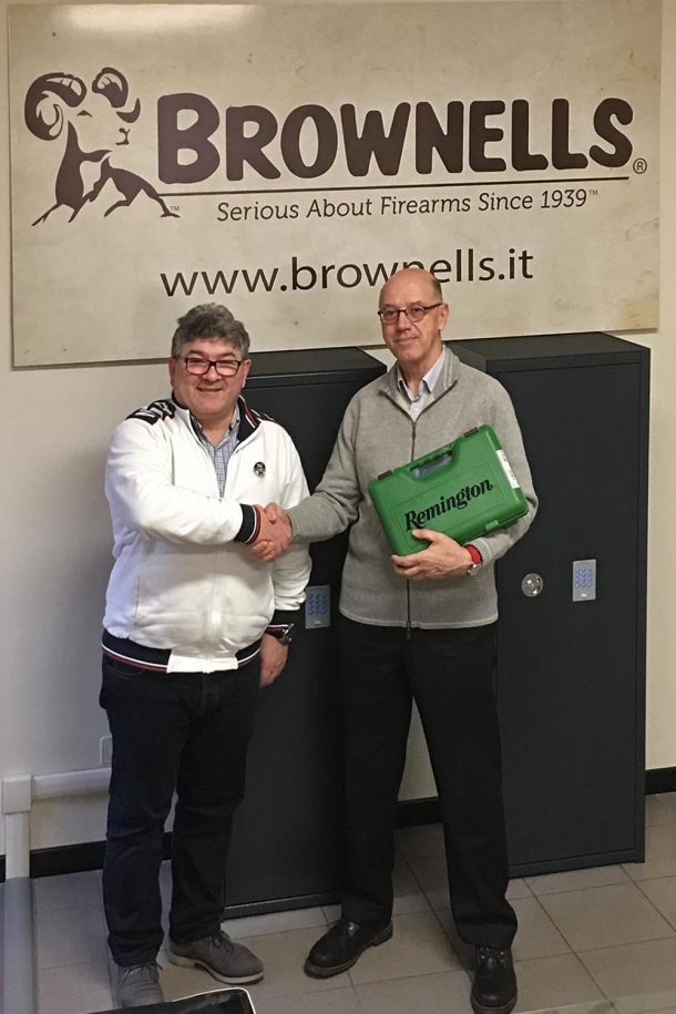Ecco i nomi dei vincitori del Concorso Brownells Italia VINCI LE PIÙ AMATE! Giacomo Pillan mentre riceve il Secondo Premio da Bruno Domenighini, Amministratore di Brownells Italia
