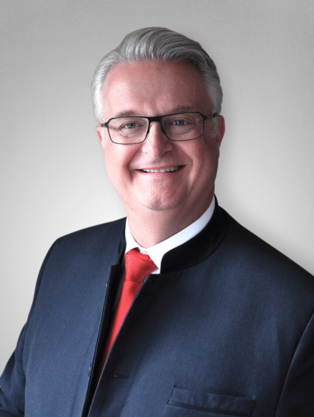 Blaser appoints Dirk Stöver as new CEO Dirk Stöver, a mechanical engineer and avid hunter, will take charge as the new CEO for Blaser on 8/1/2018