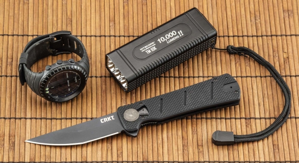Un coltello è un utensile, un accessorio come molti altri, e come tale ha senso (è giustificato) utilizzarlo in determinate circostanze, ma non altre