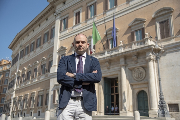 VIDEO: Direttiva Europea Armi, Intervista all'Onorevole Gianluca Vinci L'Onorevole Gianluca Vinci (Lega), Vicepresidente della 1a Commissione Affari Costituzionali della Presidenza del Consiglio e Interni