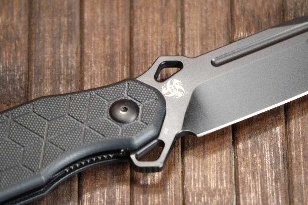 Boker Yokai by Hydra Design Sul tallone della lama troviamo inciso a laser tipo di acciaio e logo di Hydra Design.