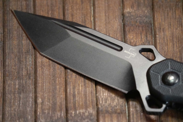 Boker Yokai by Hydra Design La lama in acciao D2 unisce il profilo tanto a quello spearpoint modificato