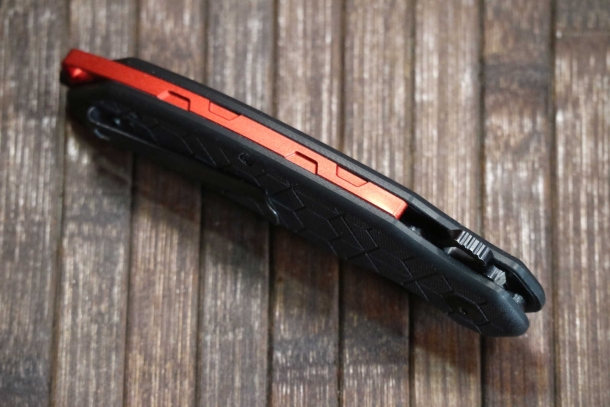 Boker Yokai by Hydra Design Lo spaziatore rosso sul dorso contrasta piacevolmente con il nero del coltello e ne riprende il tema a esagoni
