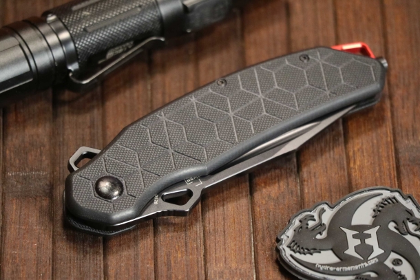 Boker Yokai by Hydra Design Il motivo a esagoni sull'impugnatura in G10 garantisce un'ottima presa