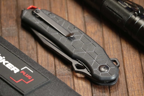 Boker Yokai by Hydra Design La clip è sottile, non disturba l’impugnatura e consente di portare il coltello ragionevolmente affondato nella tasca