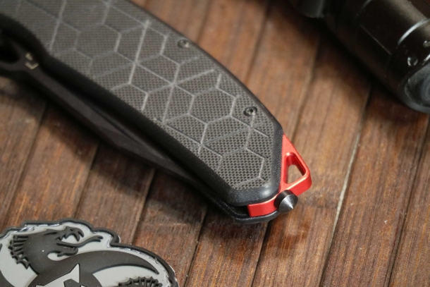 Boker Yokai by Hydra Design L'asola per lacciolo posteriore con il frangivetro