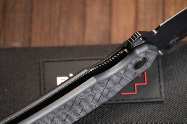 Boker Yokai by Hydra Design La chiusura è affidata a un classico liner lock