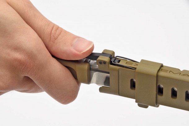 The knife is extracted by pushing the small blocking lever