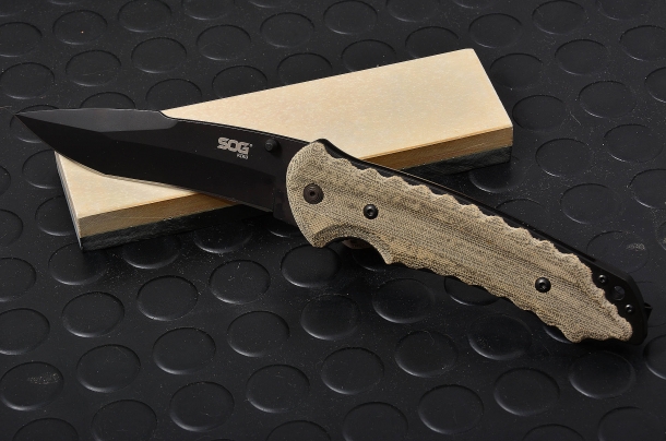 Il potere lesivo dei coltelli Coltello SOG modello KIKU, lama di circa 9cm, in acciaio AUS 8, manico in micarta