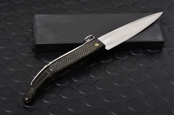 Il potere lesivo dei coltelli il coltello romano, detto anche serratore o a scrocco, simile al catalano, in una riproduzione dell'artigiano Nino Nista, dotato di sistema di blocco della lama detto a scrocco a causa del rumore provocato durante l'apertura