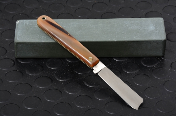 Il potere lesivo dei coltelli riproduzione artigianale di un coltello detto mozzetta, in uso dopo una legge del 1908, emanata in Italia da G.Giolitti, all'epoca Presidente del Consiglio dei Ministri, che vietava il porto di modelli dotati di punta con i quali si commettevano frequenti ferimenti e omicidi