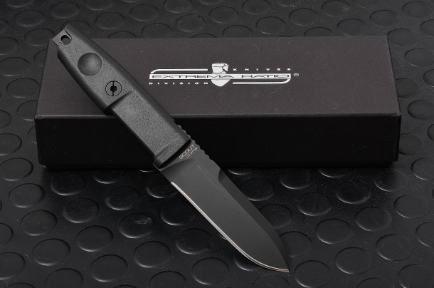 Il potere lesivo dei coltelli coltello a lama fissa Extrema Ratio modello Scout. la lama in acciaio N690, ha una lunghezza di 103mm e uno spessore di ben 5mm che indirizza questo coltello per impieghi gravosi