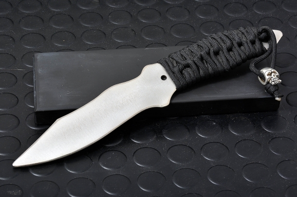 Il potere lesivo dei coltelli un coltello in acciaio privo di filo, utilizzato per addestramenti al maneggio e combattimento con e contro attacchi portati con armi bianche
