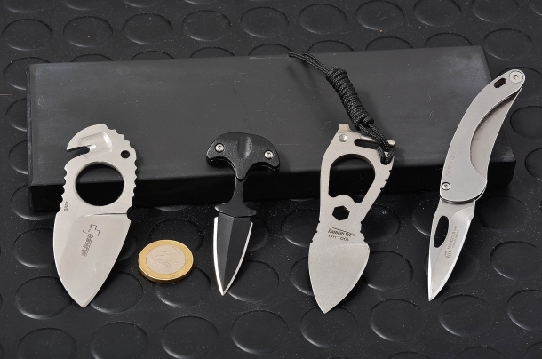Il potere lesivo dei coltelli nella foto neck knife e un mini push dagger. questi coltellini, sebbene dotati di lame dalle dimensioni ridotte, possono causare serie ferite