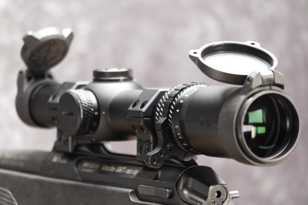 La luminosità nei cannocchiali da fucile I trattamenti sulla lente dell'oculare di questa ottica Sightmark 1-10x25 evidenziati dal riflesso verde della fonte di luce