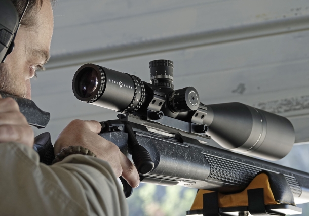 Con il suo obiettivo da 60 mm questo Sightmark Latitude 8-32x60 è certo molto luminoso, ma gli ingombri sono davvero importanti