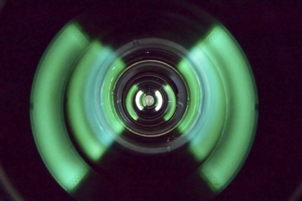 La luminosità nei cannocchiali da fucile Ciascuna coppia di archi verdi mostra il riflesso della luce di ripresa macro su ciascuna lente. Ce ne sono davvero molte! È anche possibile intravedere il reticolo