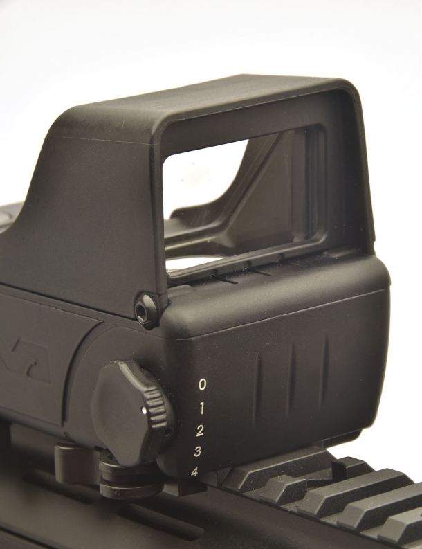 At left, the dial controlling the red dot brightness, on 4 different levels of intensity