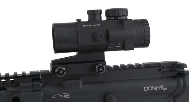Primary Arms SLx PAC2.5x Compact Ottica Primary Arms PAC2.5x – lato sinistro, montata su rotaia Picatinny