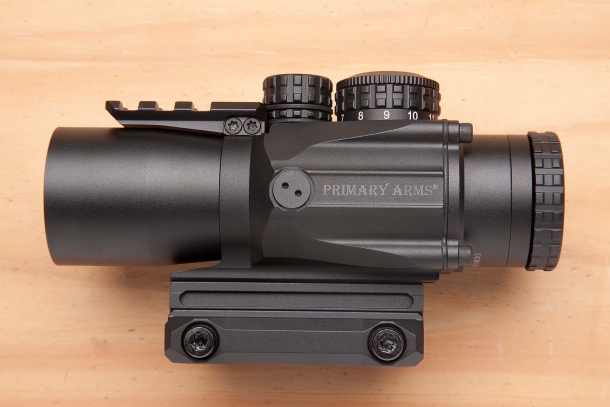 Ottica Primary Arms SLx Gen III 3x32mm Ottica Primary Arms SLx Gen III 3x32mm prism scope, lato sinistro