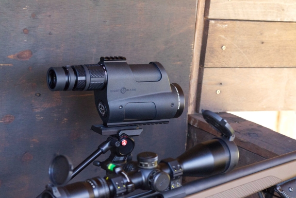 Sightmark Latitude 15-45x60 Tactical spotting scope La versione Tactical dà il suo meglio quando affiancata a un cannocchiale con reticolo di puntamento in MRAD