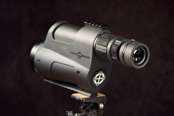 Sightmark Latitude 15-45x60 Tactical spotting scope I fori filettati sui fianchi dell'ottica consentono di montare ulteriori slitte o pannelli M-Lok