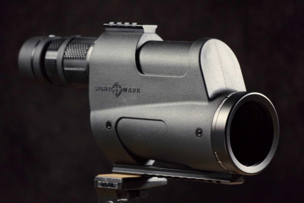 Sightmark Latitude 15-45x60 Tactical spotting scope La slitta Picatinny superiore consente il montaggio di un punto rosso per un'acquisizione agevole del bersaglio senza zoomare