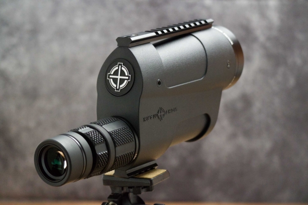 Sightmark Latitude 15-45x60 Tactical spotting scope Grazie ai due fori filettati superiore e inferiore, l'ottica può essere montata anche in posizione invertita, per un'osservazione più defilata.