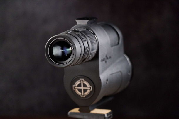 Sightmark Latitude 15-45x60 Tactical spotting scope L'oculare dritto consente un puntamento più facile, ma richiede un treppiede più alto