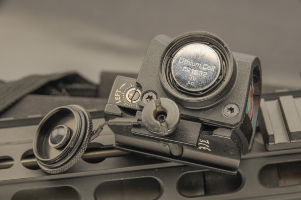 Steiner MRS Micro Reflex Sight: il punto rosso professionale Il vano batteria