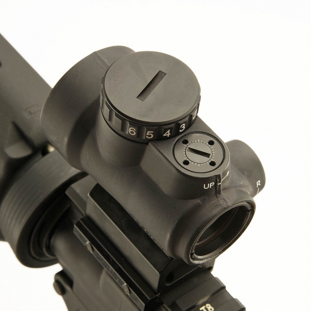 A signature feature of the Trijicon MRO gunsight: surface-flush adjustment turrets
