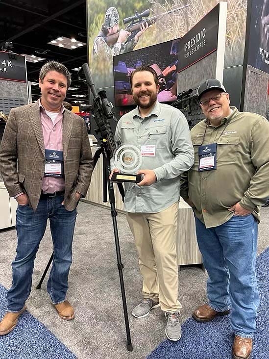 Sightmark Wraith 4K Mini, ottica dell'anno 2023! James Sellers, fondatore e CEO di Sightmark (al centro) riceve il Golden Bullseye Award per l'Ottica dell'anno 2023