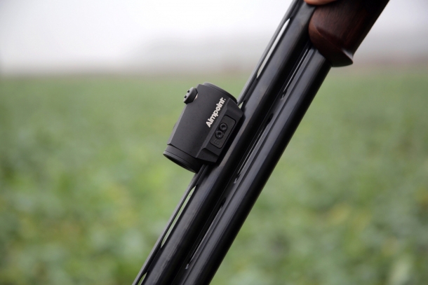 Aimpoint Micro S1: il nuovo, compatto red dot per la canna liscia! L'Aimpoint Micro S-1 si installa direttamente sulla bindella di mira