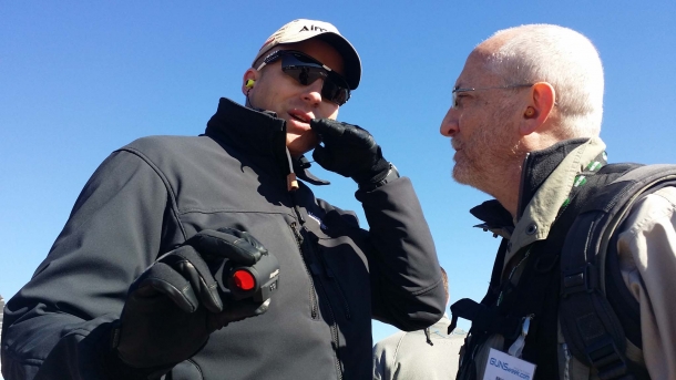 Aimpoint Micro S1: il nuovo, compatto red dot per la canna liscia! Jonas Ardemalm, Responsabile Marketing Aimpoint, mentre descrive il nuovo Aimpoint Micro S1 a Bruno Circi, Direttore GUNSweek.com