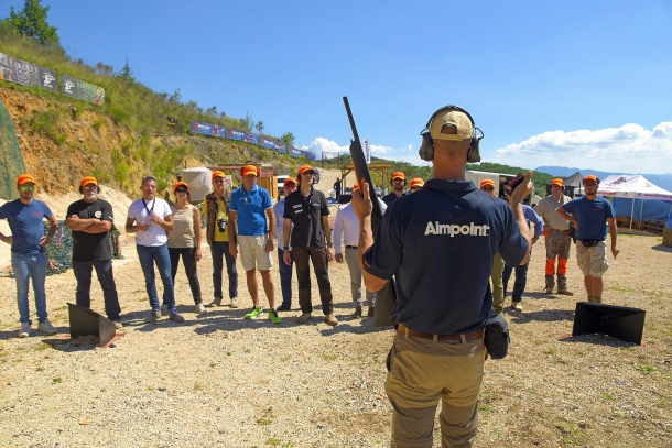 VIDEO: Diamant - Aimpoint Training Day Italia 2016 Erik Âs, direttore dell'addestramento per la Aimpoint, durante un momento di preparazione al tiro