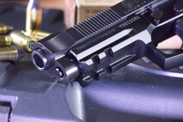 Beretta 80X – equilibrium in 380 ACP The Picatinny rail allows to use a torch or laser pointer