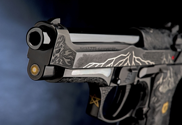 Beretta 98FS Demon: quando l'industria incontra l'arte Vista frontale della Beretta 98FS Demon
