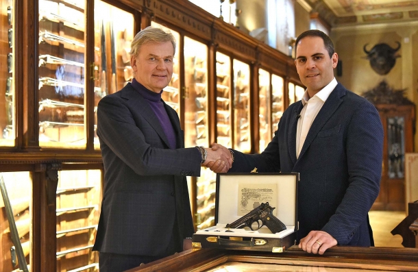 Fabiano Visintini (a destra) è la persona che ha dato il via al progetto Beretta 98FS Demon. Qui nella foto, il momento in cui il Presidente Franco Gussalli Beretta gli consegna la pistola personalmente