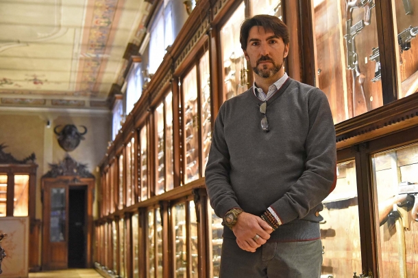Il Maestro Incisore Luca Casari, che ha "affrontato" la sfida artistica lanciata dal progetto della Beretta 98FS Demon