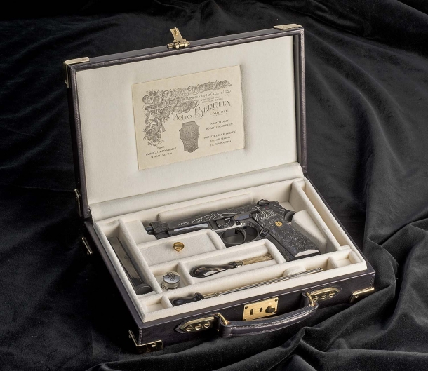 Beretta 98FS Demon: quando l'industria incontra l'arte La Beretta 98FS Demon poggiata sulla sua valigetta in pelle
